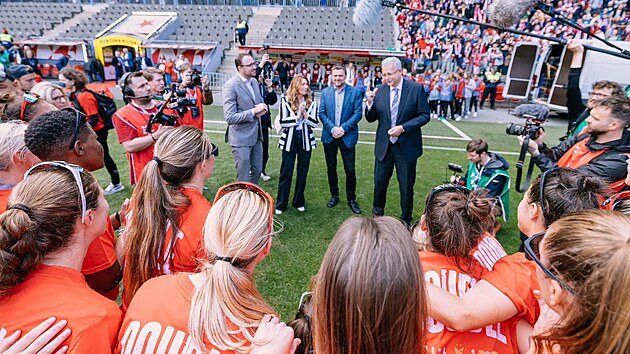 FOTBALISTKY. V�t�zstv� �ensk�ho t�mu Slavie. A samoz�ejm� velk� radost pro celou rodinu.