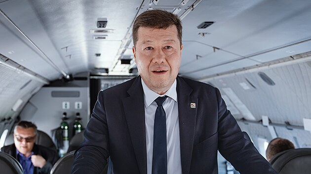 Ve speciálu. Tomio Okamura má zatím v roli �éfa Sn�movny na kont� t�i cesty....