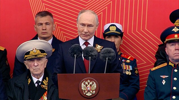 Rusk� prezident Vladimir Putin pron�� projev b�hem vojensk� p�ehl�dky v Den v�t�zstv�. (9. kv�tna 2026)