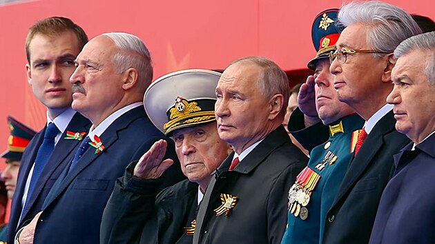Prezidenti Uzbekist�nu �avkat Mirzijojev, Kazachst�nu Kasym-�omart Tokajev (vpravo), Ruska Vladimir Putin (uprost�ed) a B�loruska Alexandr Luka�enko (druh� zleva) se ��astn� vojensk� p�ehl�dky na Rud�m n�m�st� ke Dni v�t�zstv�. (9. kv�tna 2026)