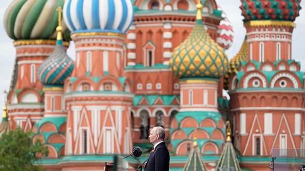 Rusk� prezident Vladimir Putin b�hem vojensk� p�ehl�dky ke Dni v�t�zstv� v Moskv�. (9. kv�tna 2026)