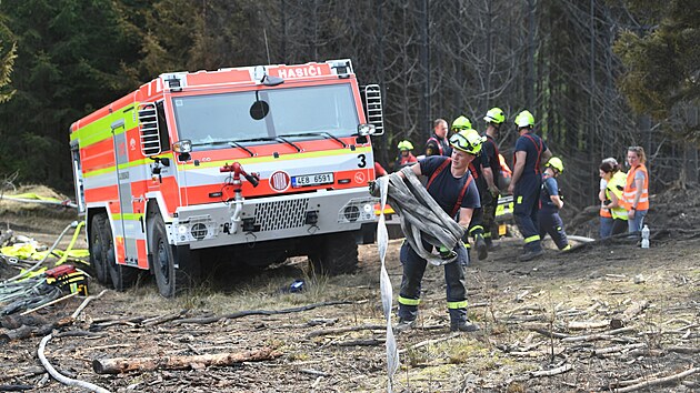 Po��r v N�rodn�m parku �esk� �v�carsko. Ohe� vzpl�l v lese u Rynartic. Vy��dal si p��tomnost stovek hasi�� a n�kolika vrtuln�k�. (4. kv�tna 2026)