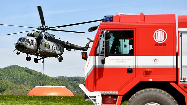 Po��r lesa v �esk�m �v�carsku has� n�kolik vrtuln�k�. Vodu nab�raj� p�edev��m z um�l�ch flexi-tank� na leti�ti v Ch�ibsk�. (4. kv�tna 2026)