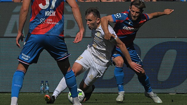 Plzeňsk&yacute; z&aacute;ložn&iacute;k Patrik Hro&scaron;ovsk&yacute; (vpravo) br&aacute;n&iacute; Daniela Trubače z Hradce.