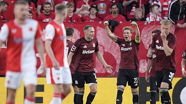 Sparťanští fotbalisté slaví gól Asgera Sörensena v derby proti Slavii.