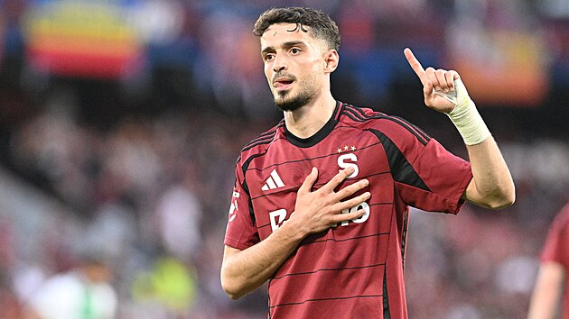 Sparťansk&yacute; &uacute;točn&iacute;k Albion Rrahmani se raduje z g&oacute;lu.