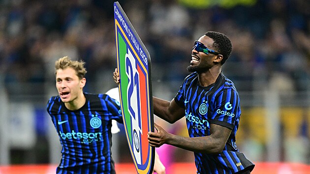 Fotbalist� Marcus Thuram (vpravo) a Nicolo Barella z Interu Mil�n slav� zisk mistrovsk�ho titulu.
