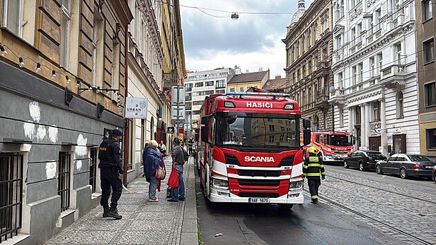 Kv�li po��ru b�val� sauny v suter�nu hotelu v pra�sk� Blanick� ulici hasi�i evakuovali n�kolik host�, kontroluj� je z�chran��i. (9. kv�tna 2026)