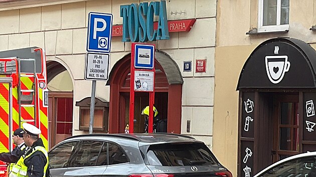 Kv�li po��ru b�val� sauny v suter�nu hotelu v pra�sk� Blanick� ulici hasi�i evakuovali n�kolik host�, kontroluj� je z�chran��i. (9. kv�tna 2026)