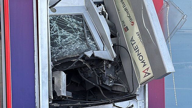 Detail poni�en�ho bankomatu v obchodn�m centru v pra�sk�ch Kunratic�ch, kter� pachatel� nad r�nem odp�lili. Policie po nich st�le p�tr� (7. kv�tna 2026)