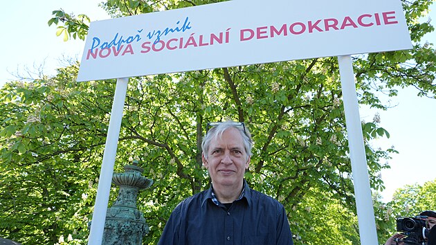 Na pra�sk�m St�eleck�m ostrov�, kde tradi�n� prob�haj� 1. kv�tna akce ke Sv�tku pr�ce, za�al sb�r podpis� nutn�ch pro zaregistrov�n� Nov� soci�ln� demokracie. Na sn�mku exministr pro lidsk� pr�va Ji�� Dienstbier. (1. kv�tna 2026)