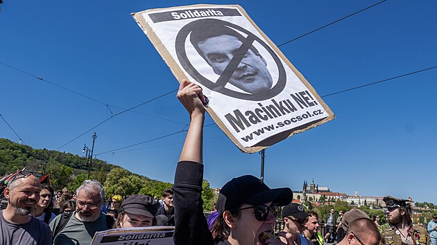 Centrem Prahy pro�el pochod proti fa�ismu v Parlamentu i v ulic�ch. (1. kv�tna 2026)