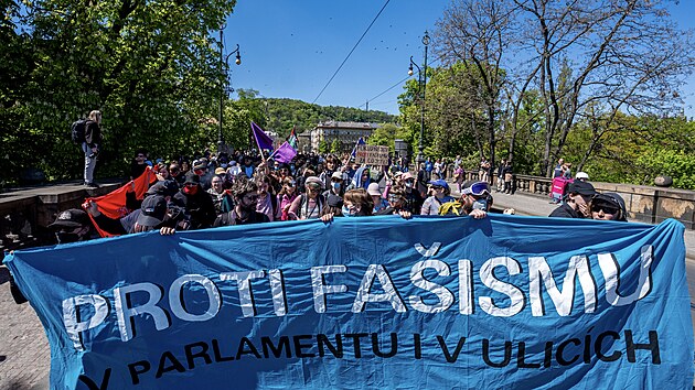 Centrem Prahy pro�el pochod proti fa�ismu v Parlamentu i v ulic�ch. (1. kv�tna 2026)