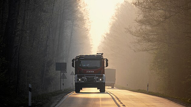 Hasi�sk� auto proj�d� kou�em z lesn�ho po��ru na jihov�chod� Polska. (6. kv�tna 2026)