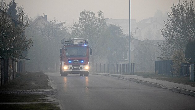Hasi�sk� auto proj�d� kou�em z lesn�ho po��ru na jihov�chod� Polska. (6. kv�tna 2026)