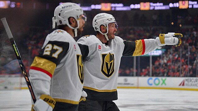 Shea Theodore a Brayden McNabb slav� trefu Vegas do br�ny Anaheimu.