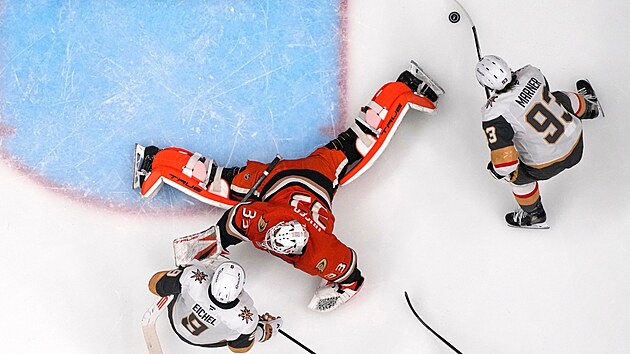 Mitch Marner z Vegas obehr�v� brank��e Anaheimu  Villea Hussoa.