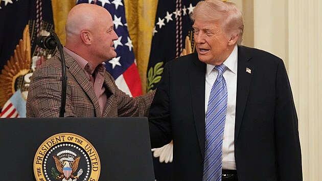 Prezident Donald Trump si pod�v� ruku s Andrewem Savillem, prezidentem spole�nosti Coosa Steel Corporation, b�hem setk�n� s majiteli mal�ch podnik� ve Washingtonu (4. kv�tna 2026)