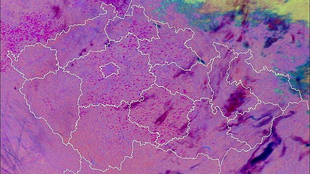 �P�len� �arod�jnic� lze pozorovat i z vesm�ru pohledem meteorologick� dru�ice. Ohn� jsou na sn�mku viditeln� jako fialov� te�ky.
