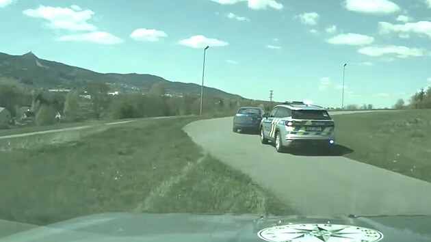 Řidič s rukou v sádře zběsile ujížděl policii, jen těsně minul rodinu s kočárkem