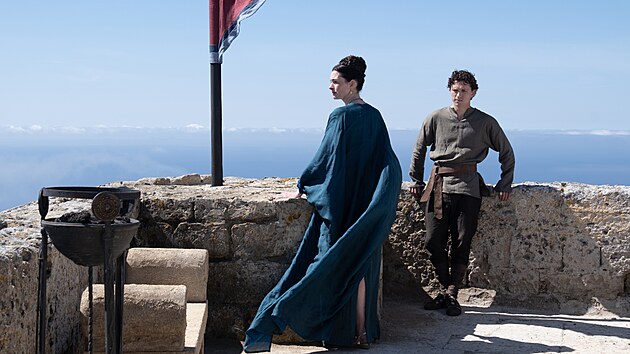 Anne Hathawayov� a Tom Holland ve filmu Odyssea