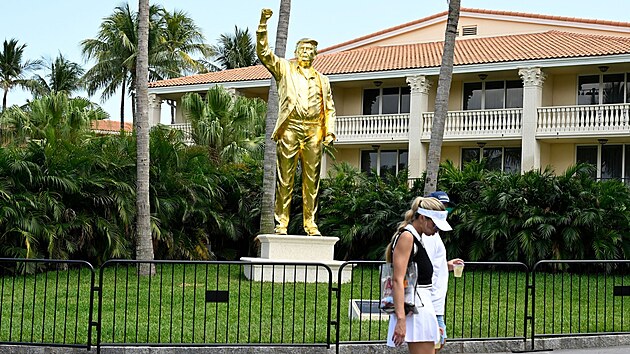 Pozlacen� socha americk�ho prezidenta Donalda Trumpa vysok� 4,5 metru, kter� se p�ezd�v� Don Colossus v golfov�m rezortu Trump National Doral pobl� Miami. (30. dubna 2026)