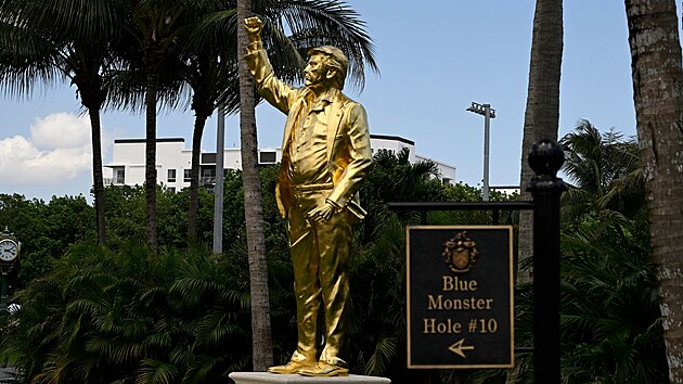 Pozlacen� socha americk�ho prezidenta Donalda Trumpa vysok� 4,5 metru, kter� se p�ezd�v� Don Colossus v golfov�m rezortu Trump National Doral pobl� Miami. (30. dubna 2026)