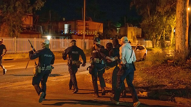 Stovky Aboriginc�, domorod�ch Australan�, se st�etly s policisty a z�chran��i kv�li vra�d� p�tilet� domorod� d�vky. (30. dubna 2026)