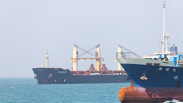 Lod� m��� k Dubaji. (5. kv�tna 2026)