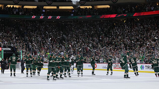 Hokejist� Minnesoty slav� postup do druh�ho kola play off NHL.