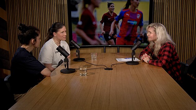 Fotbalistka Ondru�ov� s partnerkou nejen o mate�stv�. Kam kr��� �ensk� fotbal? - podcast