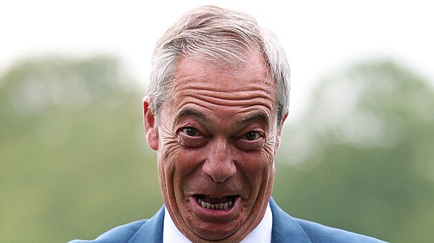 P�edseda britsk� strany Reform UK Nigel Farage reaguje p�i setk�n� s nov� zvolen�mi kandid�ty strany Reform UK b�hem vyhla�ov�n� v�sledk� komun�ln�ch voleb ve m�st� St Helens v hrabstv� Merseyside. (8. kv�tna 2026)