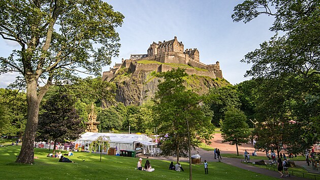 Kdy byl na sk�le nad dne�n�m Edinburghem postaven prvn� hrad, to se nev�. Ten sou�asn� poch�z� zhruba z 12. stolet�.