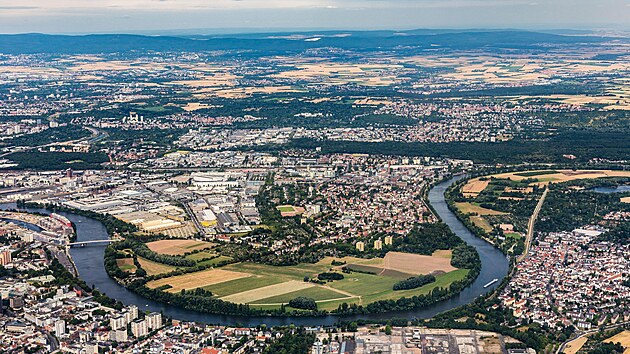 N�meck� poh�dkov� stezka za��n� v Hanau u Frankfurtu, rodi�ti Jacoba a Wilhelma Grimmov�ch, a klikat� se na sever p�es malebn� m�ste�ka s hr�zd�n�mi domy a� do Br�m.