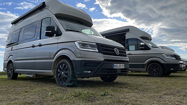 Volkswagen Grand California má nezaměnitelnou siluetu s hrbem zvýšené střechy...