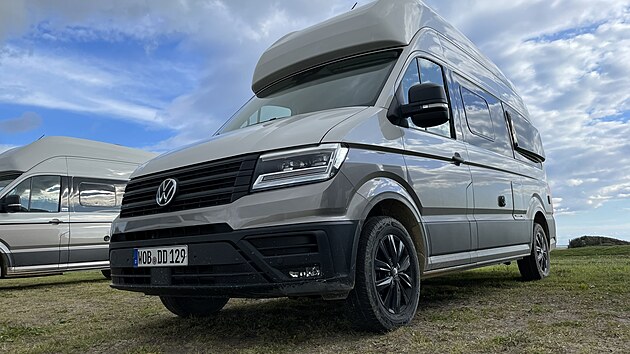Volkswagen Grand California vyu��v� pro roz���en� prostoru karoserie v m�st� zadn�ho l��ka v�dut� na obou boc�ch
