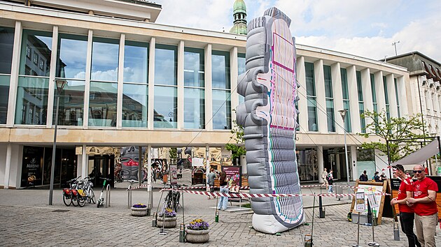 Vysok� u�en� technick� v Brn� otev�elo Centrum VUT v kryt� Tr�nici na Zeln�m trhu. Nov� centrum slou�� ve�ejnosti, student�m i odborn�k�m jako m�sto pro vzd�l�v�n�, setk�v�n� i inspiraci. Na sn�mku je nafukovac� model jadern�ho reaktoru. (6. kv�tna 2026)