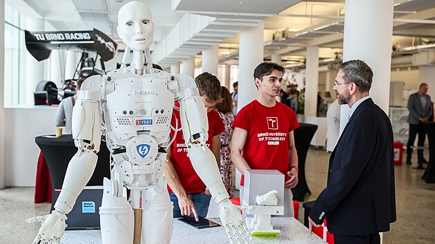 Vysok� u�en� technick� v Brn� otev�elo Centrum VUT v kryt� Tr�nici na Zeln�m trhu. Nov� centrum slou�� ve�ejnosti, student�m i odborn�k�m jako m�sto pro vzd�l�v�n�, setk�v�n� i inspiraci. Na sn�mku je humanoidn� robot InMoov. (6. kv�tna 2026)