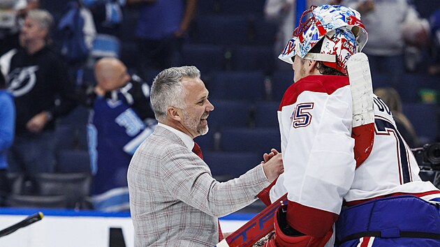 Jakub Dobe� z Montrealu a jeho tren�r Martin St. Louis slav� postup v r�mci play off.