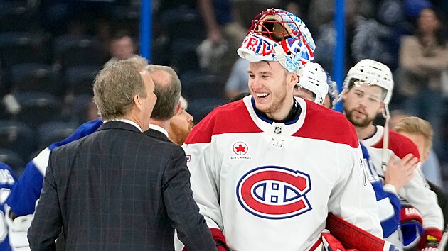 Jakub Dobe� z Montreal Canadiens p�ij�m� gratulaci od Jona Coopera, tren�ra Tampa Bay Lightning.