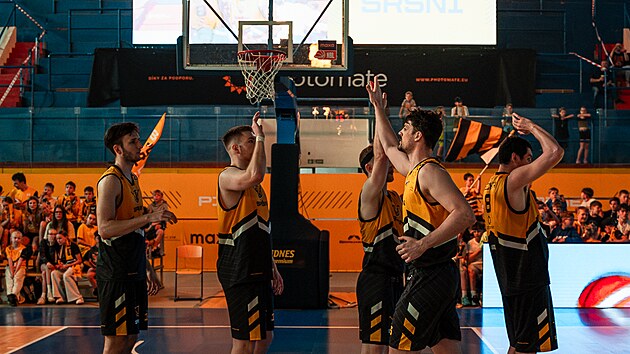 P�se�t� basketbalist� nastupuj� k z�pasu.