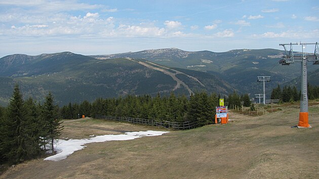 Posledn� zbytky sn�hu na Pl�ni nad �pindlerov�m Ml�nem (4. kv�tna 2026).