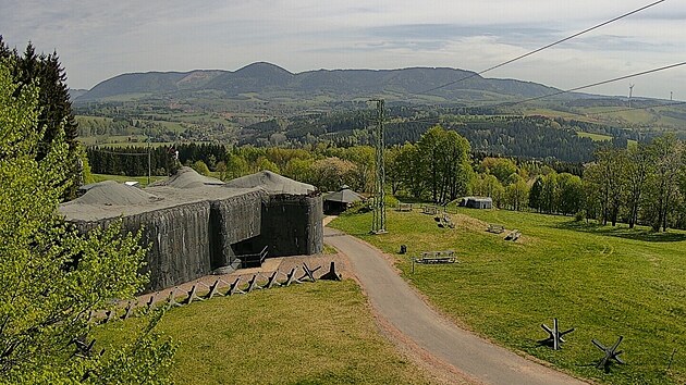 V�hled na Krkono�e od pevnosti Stachelberg (4. kv�tna 2026).