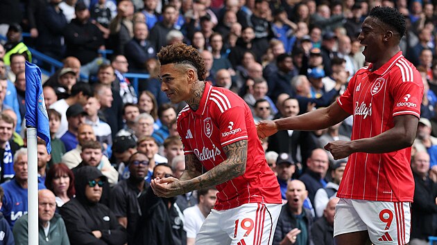 Igor Jesus (vlevo) z Nottinghamu se raduje ze sv� branky do s�t� Chelsea.