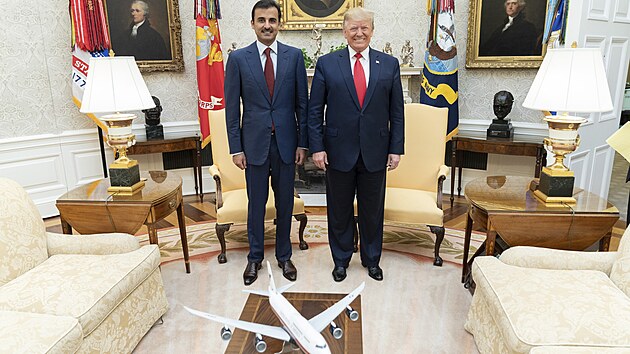 Model letadla Boeingu 747 si americk� prezident Donald Trump vystavil v Ov�ln� pracovn�. (9. �ervence 2019)
