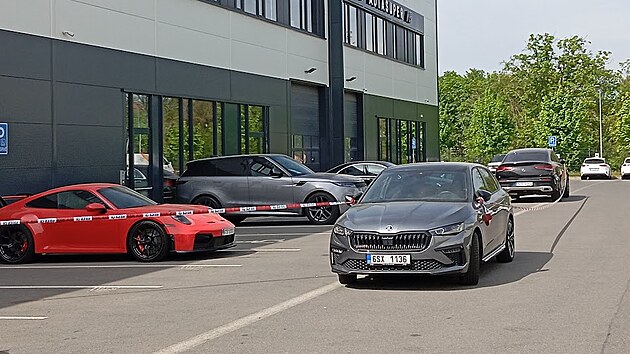 Škoda desítky milionů. Luxusní autobazar čelí podezření z podvodu a zpronevěry