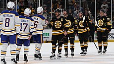 Hrá�i Bostonu a Buffala si podávají ruce po posledním utkání série. Práv� se...