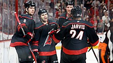 Hokejisté Philadelphie se radují z gólu Logana Stankovena (druhý zleva)....