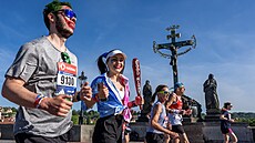 Pra�ský maraton jako show a zábava. Pohled na b�ce na Karlov� most�.