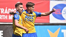 Z teplického gólu se radují Daniel Mare�ek a Tomá� Zlatohlávek (vpravo).